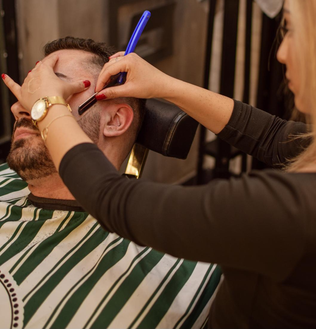 Precizno sređivanje brade britvom u Salonu XXL