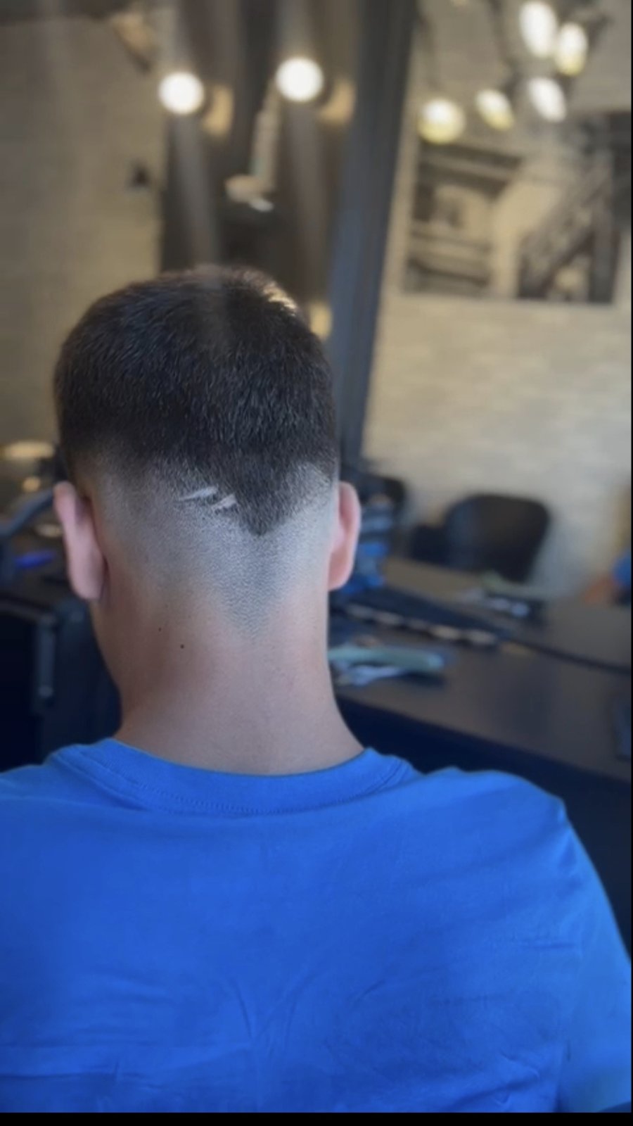 Pogled otpozadi na kratku mušku frizuru sa fade prelazom