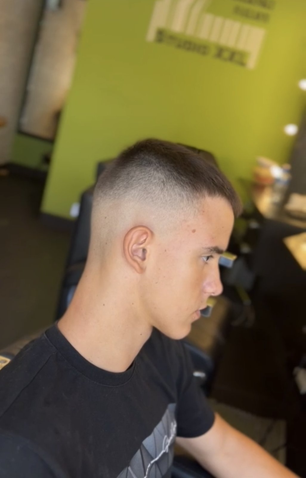 Muška frizura sa postepenim fade prelazom sa strane